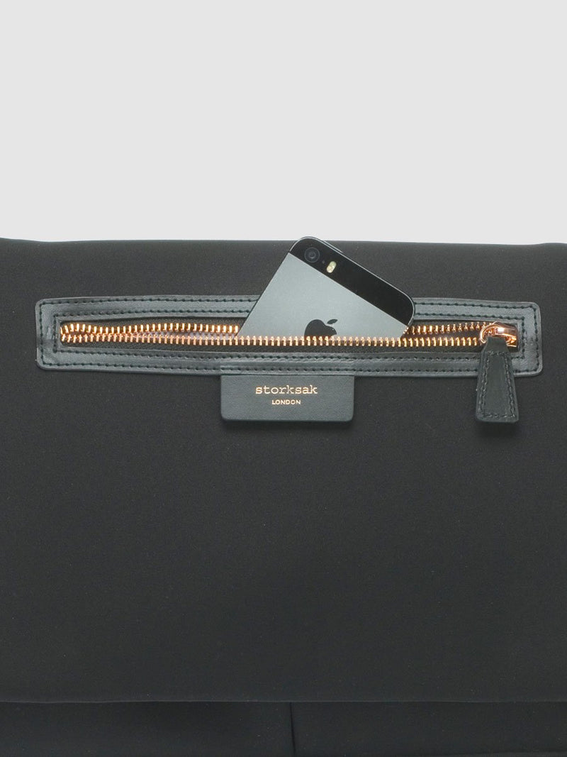 storksak stroller organiser luxe scuba black, close up of material and front pocket with rose gold zip