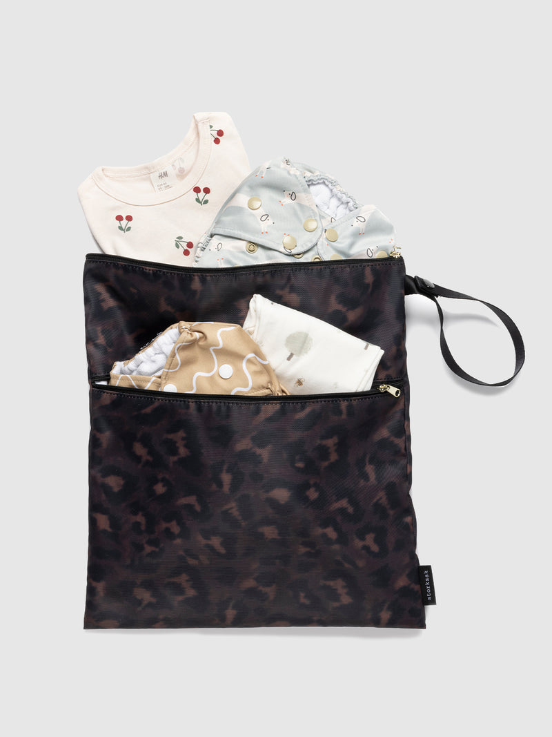 Storksak Wet Bag & change pouch set leopard | wet bag filled with reusable nappies